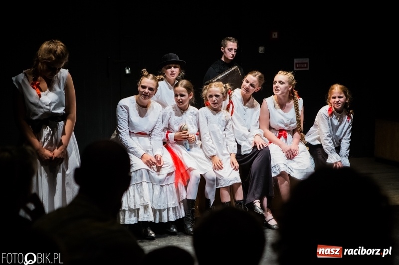 Zdjęcie w galerii na portalu naszraciborz.pl: Krwawe historie - premiera spektaklu Teatru Tetraedr - Scena Dziecięca wiadomości z regionu