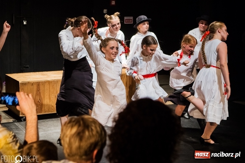 Zdjęcie w galerii na portalu naszraciborz.pl: Krwawe historie - premiera spektaklu Teatru Tetraedr - Scena Dziecięca wiadomości z regionu