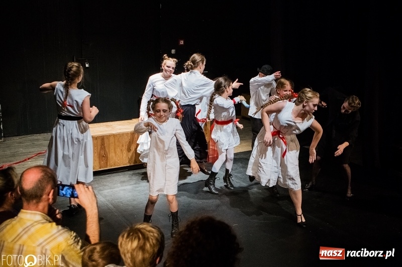 Zdjęcie w galerii na portalu naszraciborz.pl: Krwawe historie - premiera spektaklu Teatru Tetraedr - Scena Dziecięca wiadomości z regionu