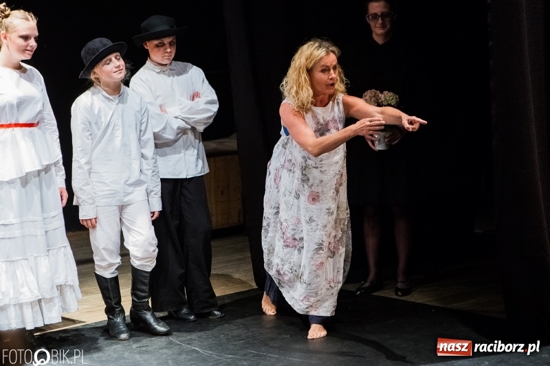 Zdjęcie w galerii na portalu naszraciborz.pl: Krwawe historie - premiera spektaklu Teatru Tetraedr - Scena Dziecięca wiadomości z regionu