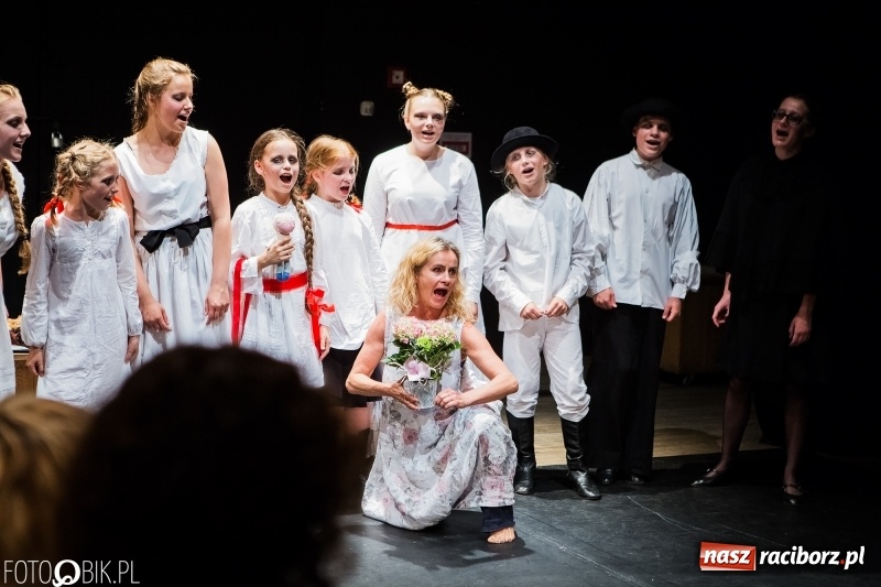 Zdjęcie w galerii na portalu naszraciborz.pl: Krwawe historie - premiera spektaklu Teatru Tetraedr - Scena Dziecięca wiadomości z regionu