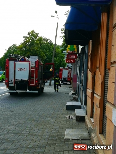 Zdjęcie w galerii na portalu naszraciborz.pl: Pożar śmieci przyczyną silnego zadymienia piwnicy. Strażacy nie mają wątpliwości, że doszło do podpalenia wiadomości z regionu