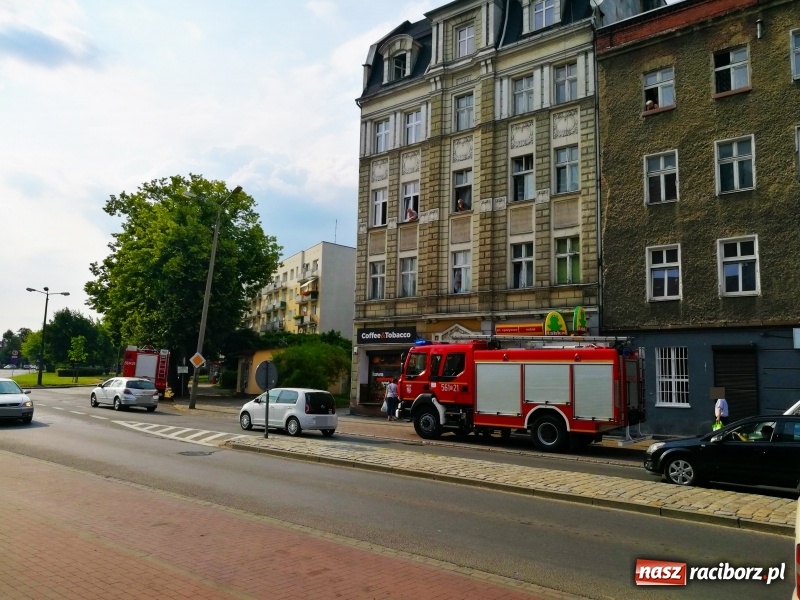 Zdjęcie w galerii na portalu naszraciborz.pl: Pożar śmieci przyczyną silnego zadymienia piwnicy. Strażacy nie mają wątpliwości, że doszło do podpalenia wiadomości z regionu