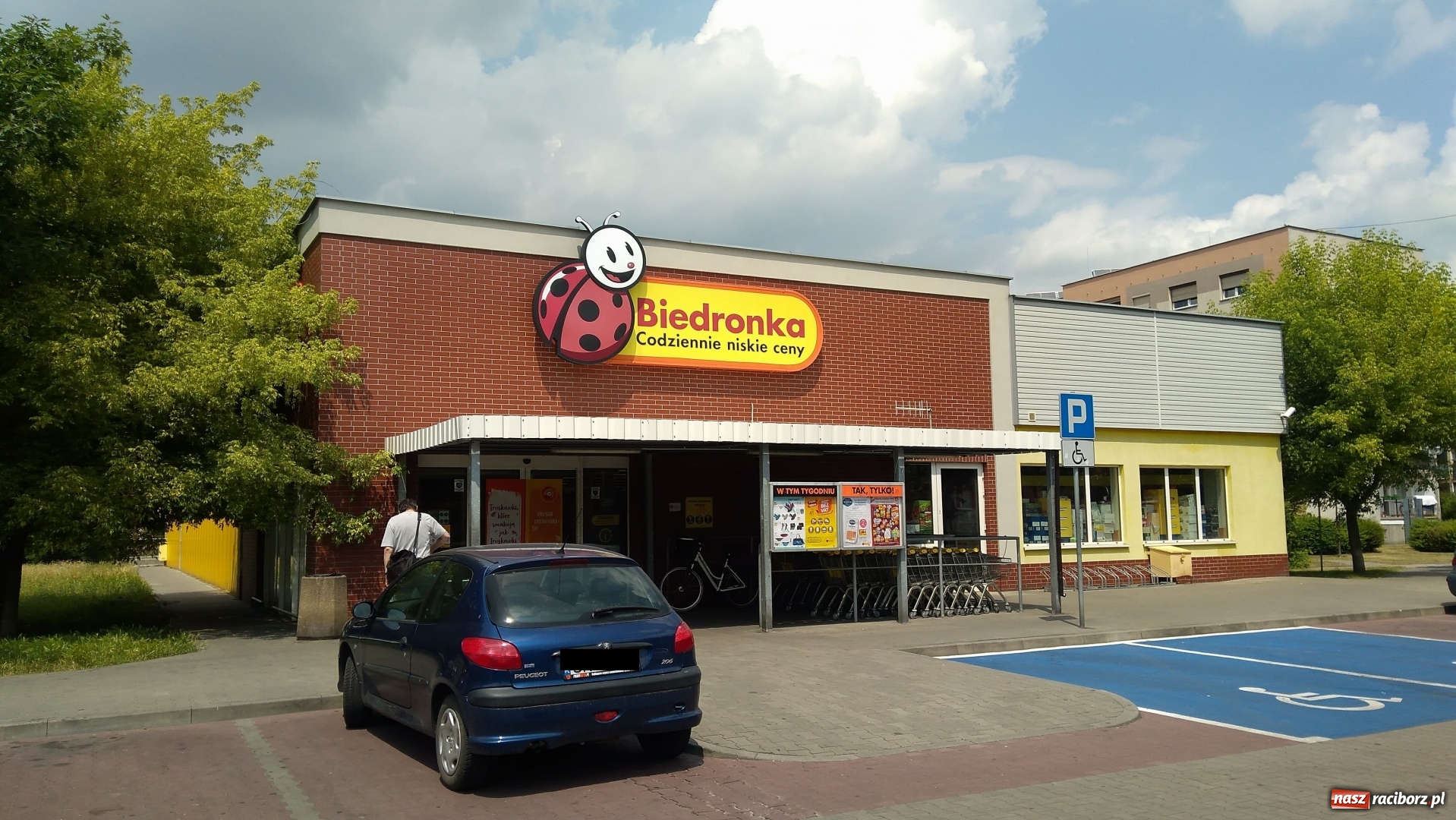 Zdjęcie w galerii na portalu naszraciborz.pl: Biedronka skontrolowała wózki w raciborskim markecie. Jeden z nich rozleciał się i zranił klienta  wiadomości z regionu