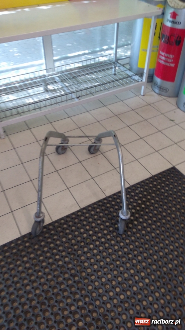 Zdjęcie w galerii na portalu naszraciborz.pl: Biedronka skontrolowała wózki w raciborskim markecie. Jeden z nich rozleciał się i zranił klienta  wiadomości z regionu