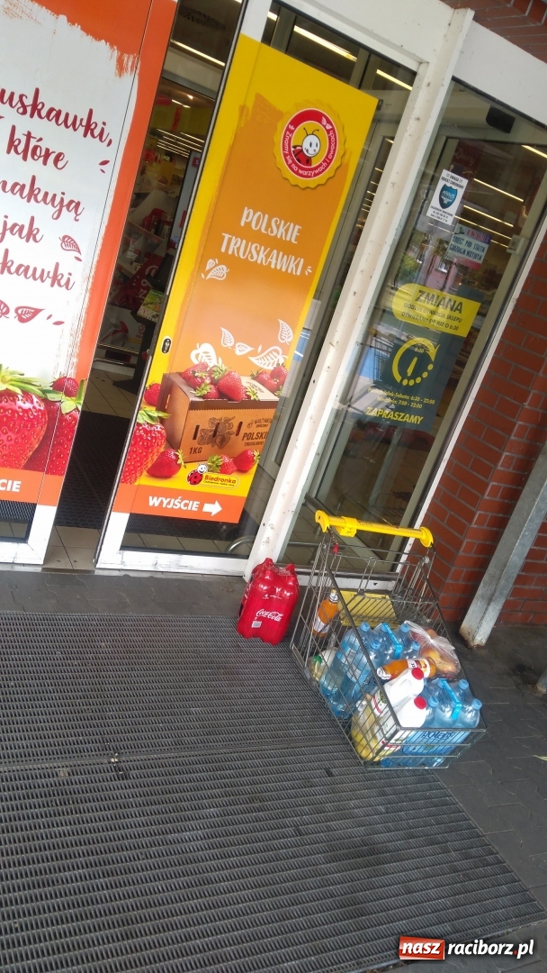 Zdjęcie w galerii na portalu naszraciborz.pl: Biedronka skontrolowała wózki w raciborskim markecie. Jeden z nich rozleciał się i zranił klienta  wiadomości z regionu