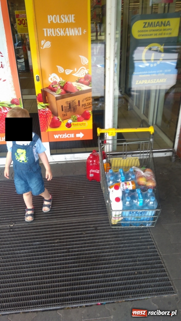 Zdjęcie w galerii na portalu naszraciborz.pl: Biedronka skontrolowała wózki w raciborskim markecie. Jeden z nich rozleciał się i zranił klienta  wiadomości z regionu