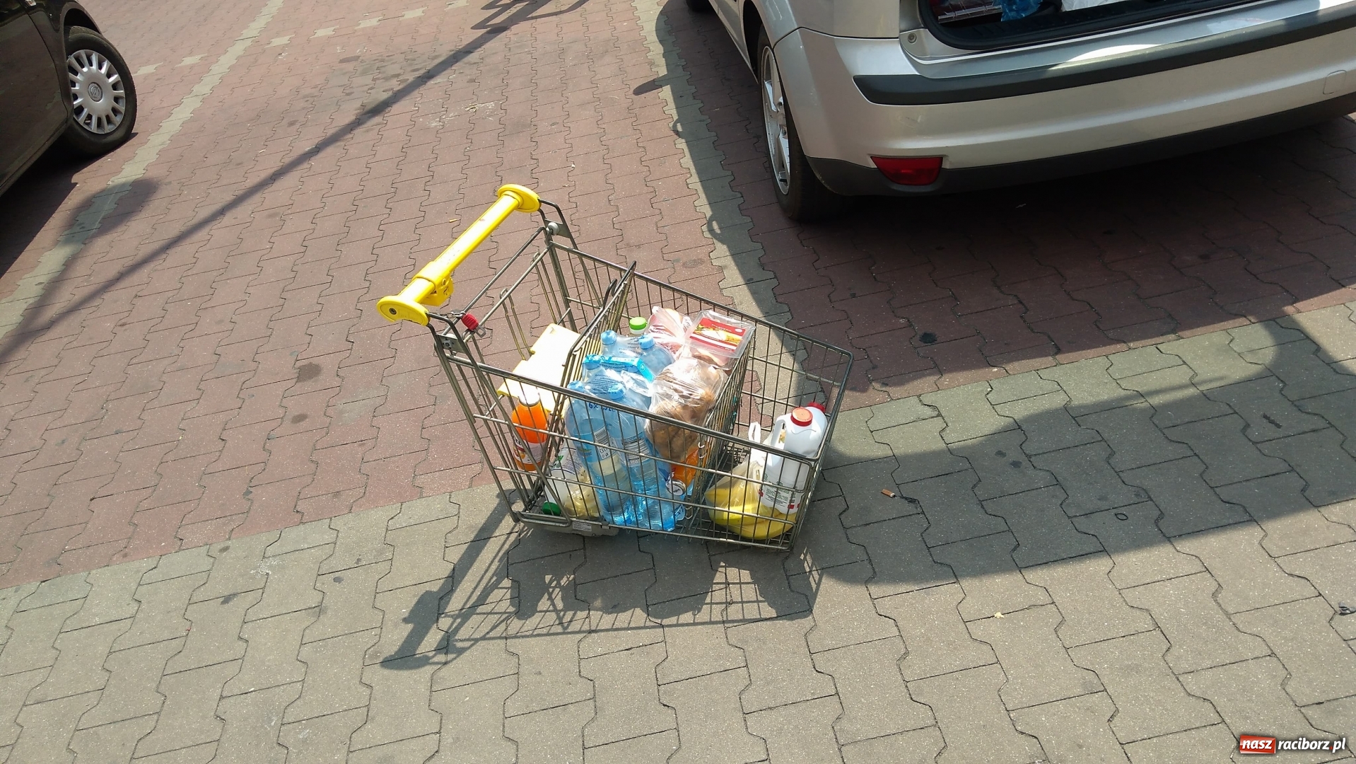 Zdjęcie w galerii na portalu naszraciborz.pl: Biedronka skontrolowała wózki w raciborskim markecie. Jeden z nich rozleciał się i zranił klienta  wiadomości z regionu