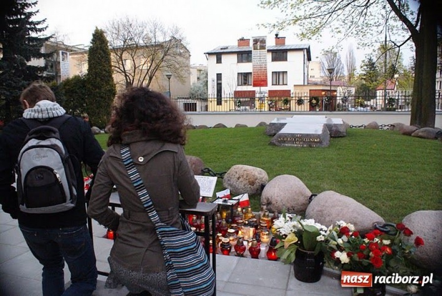 Zdjęcie w galerii na portalu naszraciborz.pl: Raciborska młodzież w centrum żałoby narodowej... wiadomości z regionu