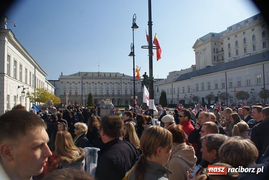 Zdjęcie w galerii na portalu naszraciborz.pl: Raciborska młodzież w centrum żałoby narodowej... wiadomości z regionu