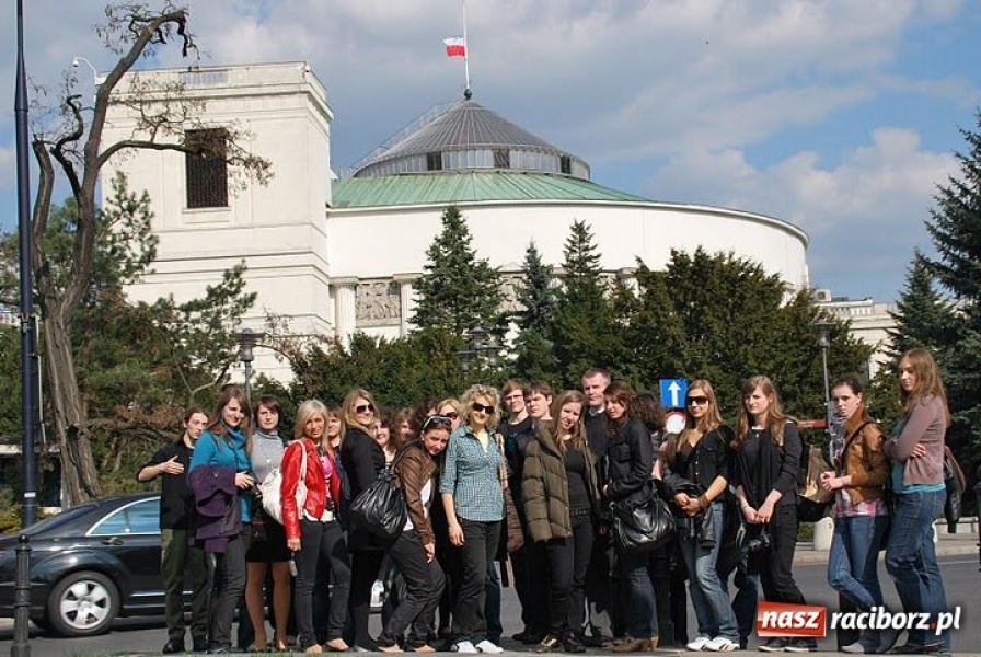 Zdjęcie w galerii na portalu naszraciborz.pl: Raciborska młodzież w centrum żałoby narodowej... wiadomości z regionu