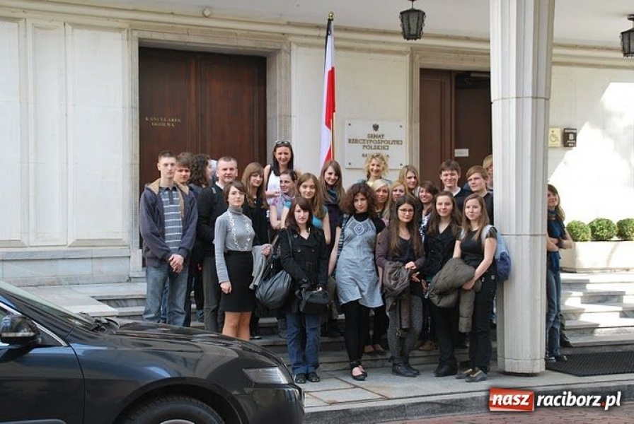 Zdjęcie w galerii na portalu naszraciborz.pl: Raciborska młodzież w centrum żałoby narodowej... wiadomości z regionu
