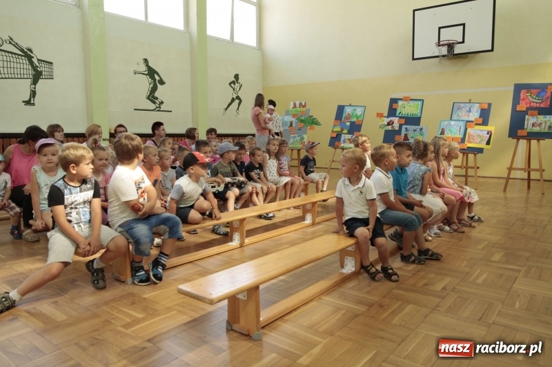 Zdjęcie w galerii na portalu naszraciborz.pl: Uroczystość wręczenia nagród w Gminnym Konkursie Plastycznym wiadomości z regionu