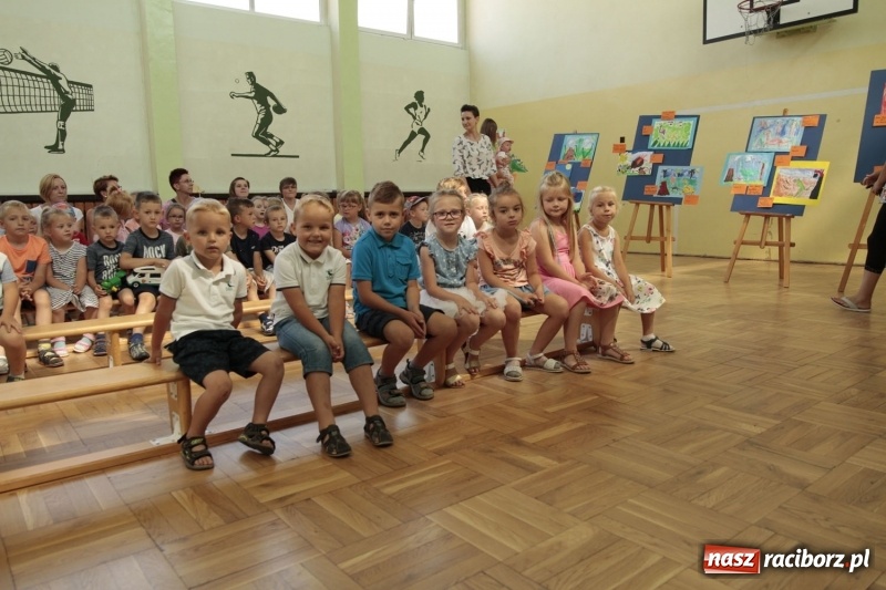 Zdjęcie w galerii na portalu naszraciborz.pl: Uroczystość wręczenia nagród w Gminnym Konkursie Plastycznym wiadomości z regionu