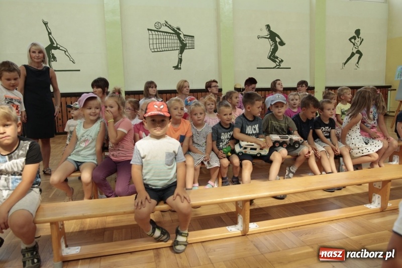 Zdjęcie w galerii na portalu naszraciborz.pl: Uroczystość wręczenia nagród w Gminnym Konkursie Plastycznym wiadomości z regionu