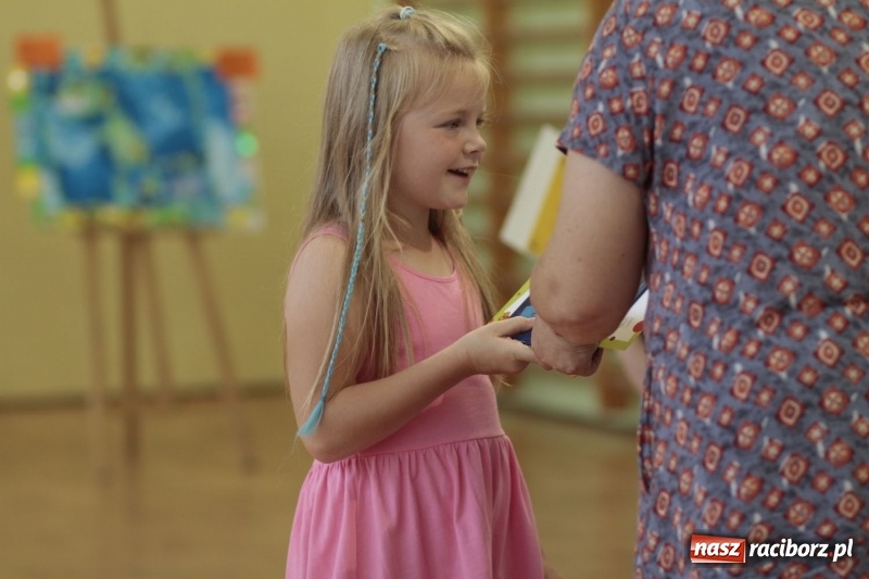 Zdjęcie w galerii na portalu naszraciborz.pl: Uroczystość wręczenia nagród w Gminnym Konkursie Plastycznym wiadomości z regionu