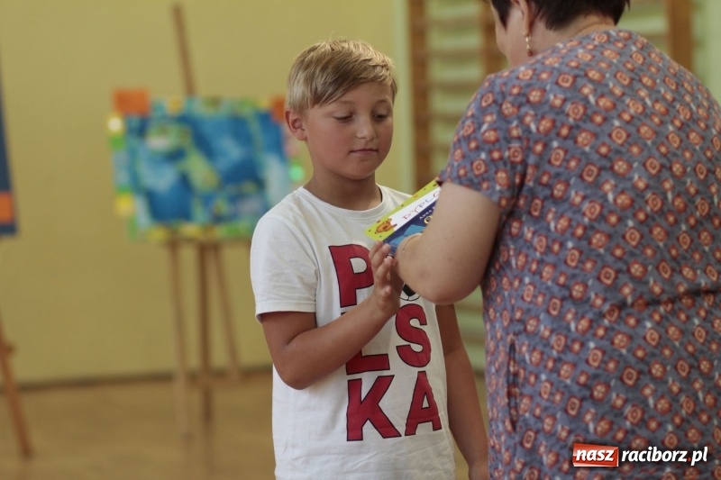Zdjęcie w galerii na portalu naszraciborz.pl: Uroczystość wręczenia nagród w Gminnym Konkursie Plastycznym wiadomości z regionu