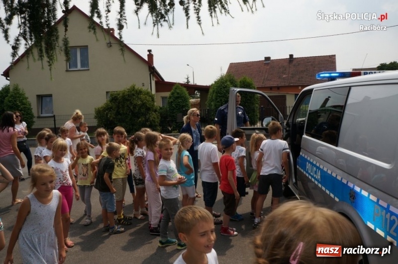 Zdjęcie w galerii na portalu naszraciborz.pl: Policjanci i strażacy opowiedzieli dzieciom o bezpieczeństwie podczas wakacji  wiadomości z regionu