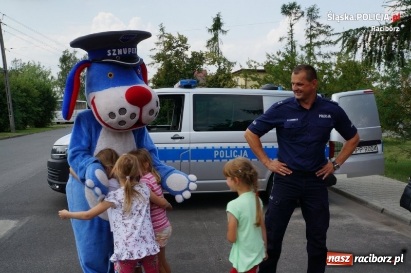 Zdjęcie w galerii na portalu naszraciborz.pl: Policjanci i strażacy opowiedzieli dzieciom o bezpieczeństwie podczas wakacji  wiadomości z regionu