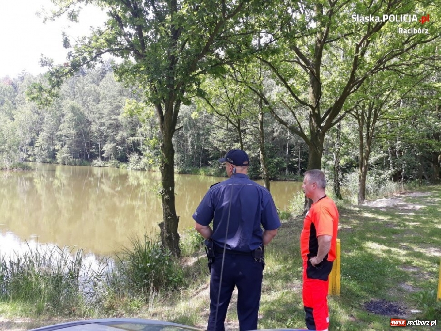 Zdjęcie w galerii na portalu naszraciborz.pl: Raciborscy dzielnicowi i ratownik WOPR kontrolowali Odrę i zbiorniki wodne wiadomości z regionu