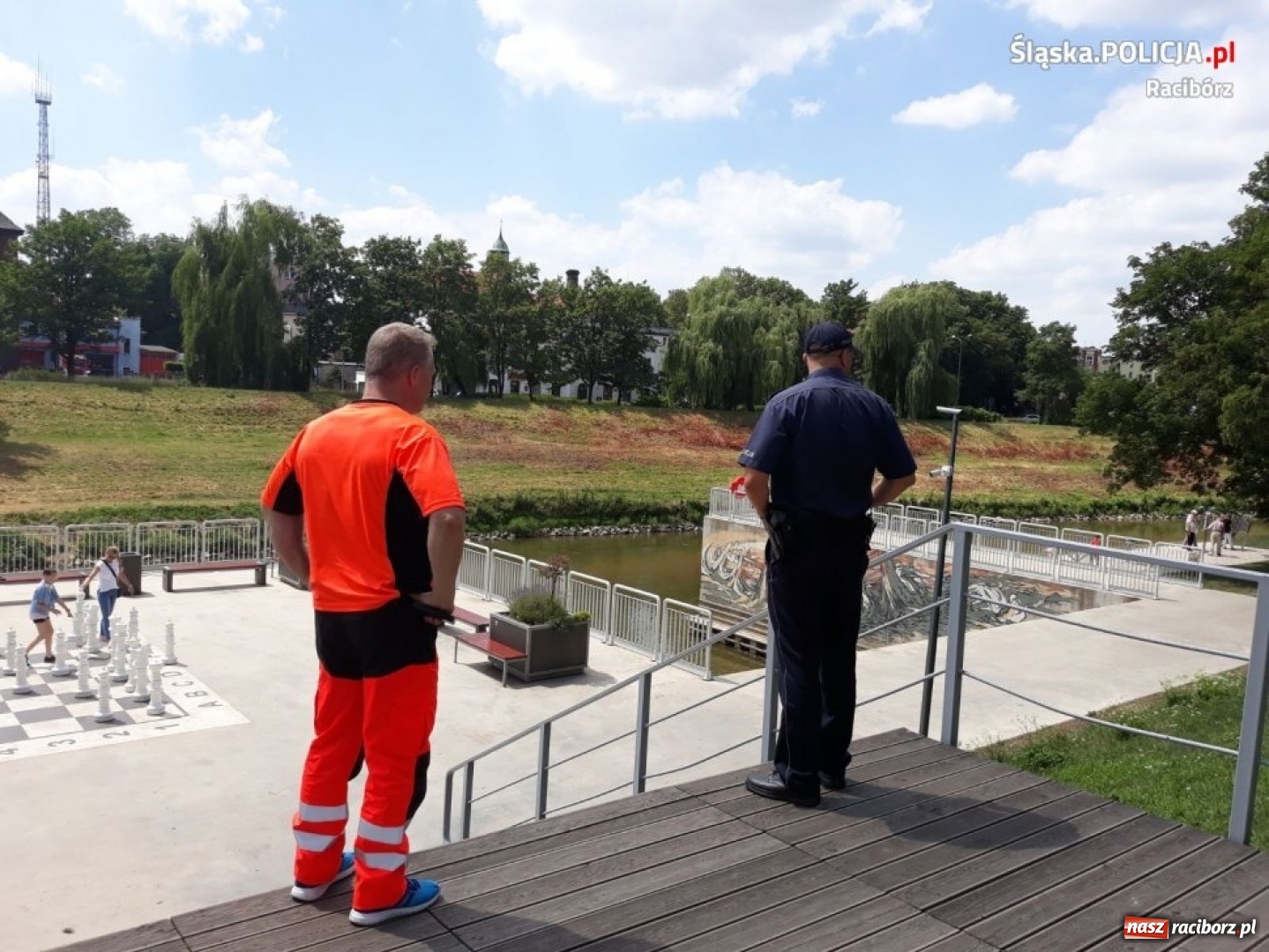 Zdjęcie w galerii na portalu naszraciborz.pl: Raciborscy dzielnicowi i ratownik WOPR kontrolowali Odrę i zbiorniki wodne wiadomości z regionu