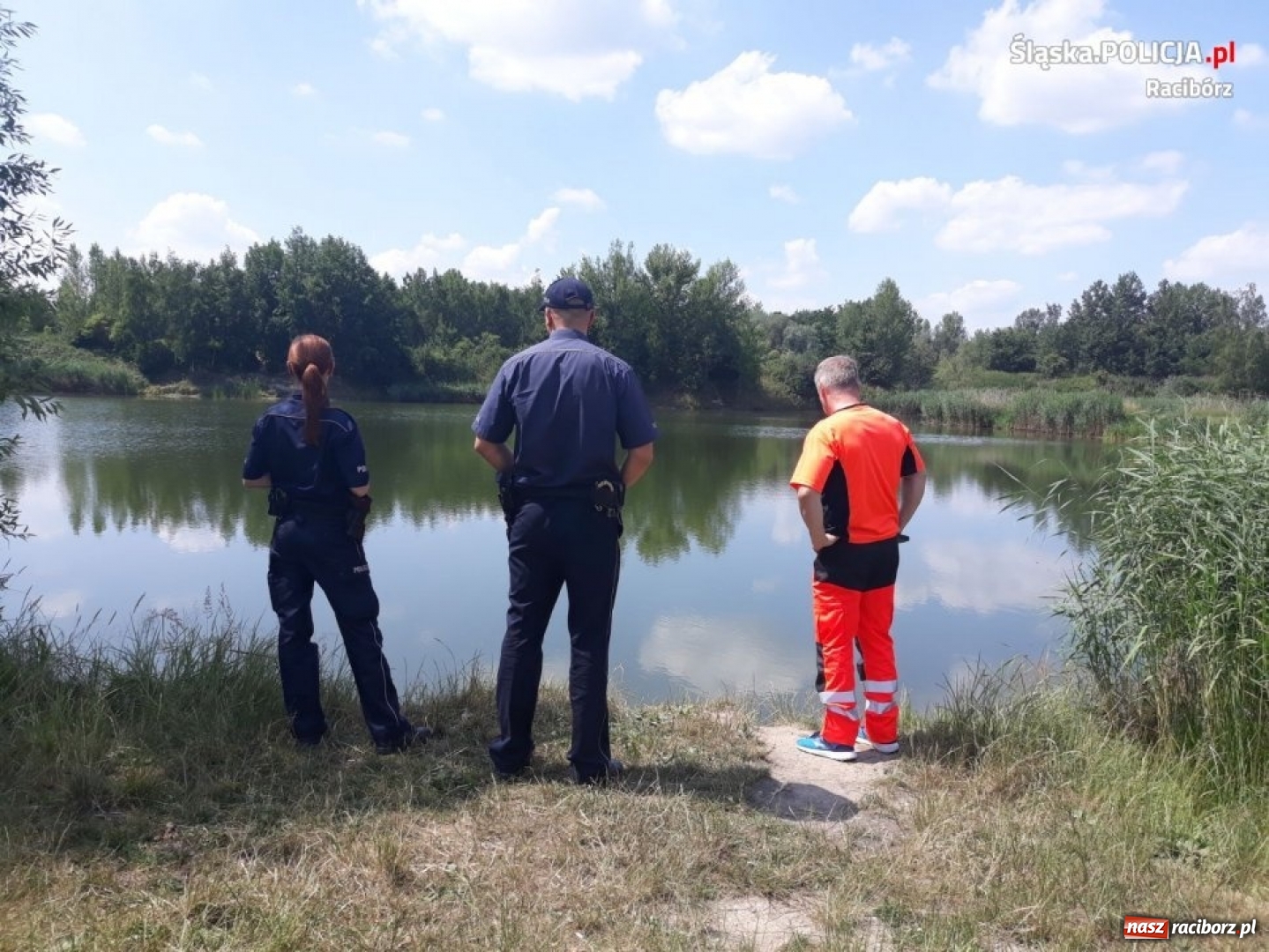 Zdjęcie w galerii na portalu naszraciborz.pl: Raciborscy dzielnicowi i ratownik WOPR kontrolowali Odrę i zbiorniki wodne wiadomości z regionu