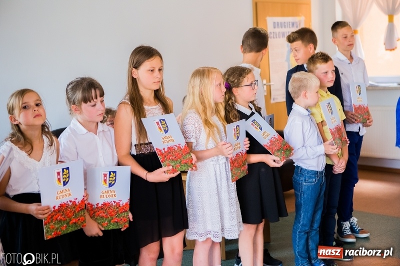 Zdjęcie w galerii na portalu naszraciborz.pl: W Rudniku nagrodzono najlepszych uczniów wiadomości z regionu