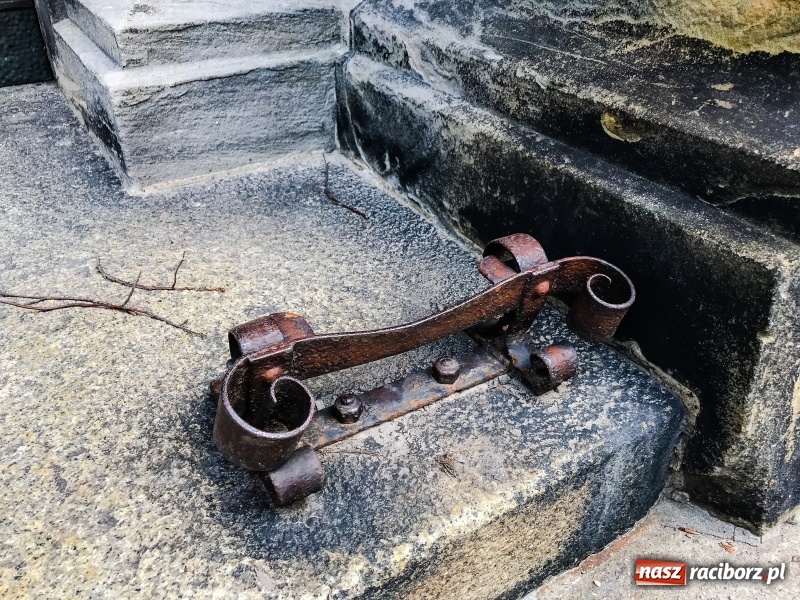 Zdjęcie w galerii na portalu naszraciborz.pl: Gmach sądu pełen tajemnic historii. Czemu służył ten element przed wejściem?  wiadomości z regionu