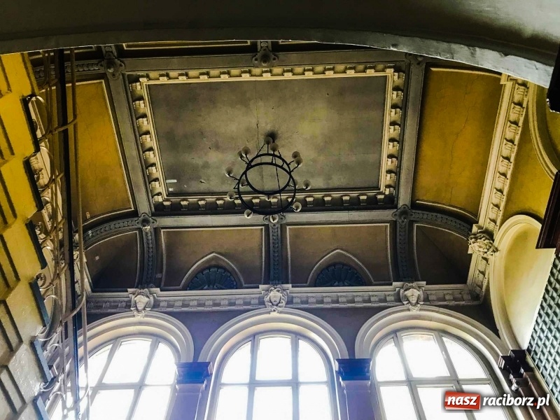 Zdjęcie w galerii na portalu naszraciborz.pl: Gmach sądu pełen tajemnic historii. Czemu służył ten element przed wejściem?  wiadomości z regionu