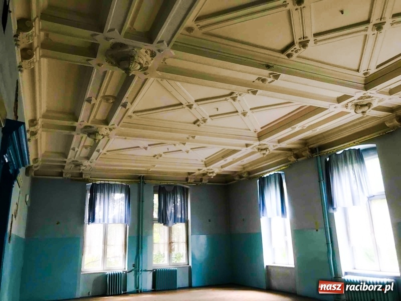 Zdjęcie w galerii na portalu naszraciborz.pl: Gmach sądu pełen tajemnic historii. Czemu służył ten element przed wejściem?  wiadomości z regionu