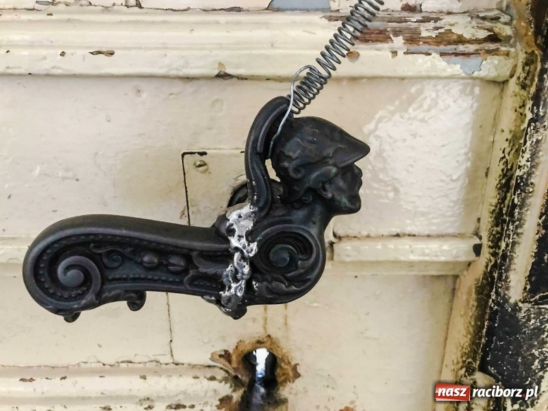 Zdjęcie w galerii na portalu naszraciborz.pl: Gmach sądu pełen tajemnic historii. Czemu służył ten element przed wejściem?  wiadomości z regionu