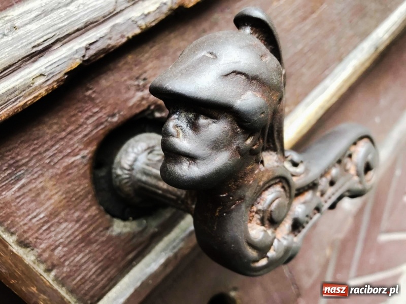 Zdjęcie w galerii na portalu naszraciborz.pl: Gmach sądu pełen tajemnic historii. Czemu służył ten element przed wejściem?  wiadomości z regionu