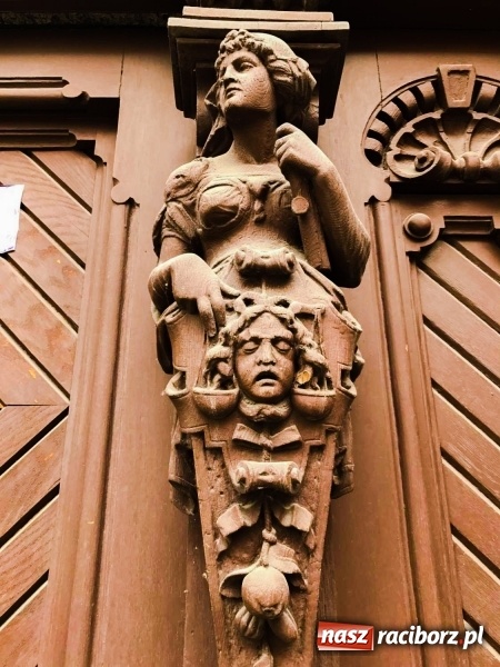 Zdjęcie w galerii na portalu naszraciborz.pl: Gmach sądu pełen tajemnic historii. Czemu służył ten element przed wejściem?  wiadomości z regionu