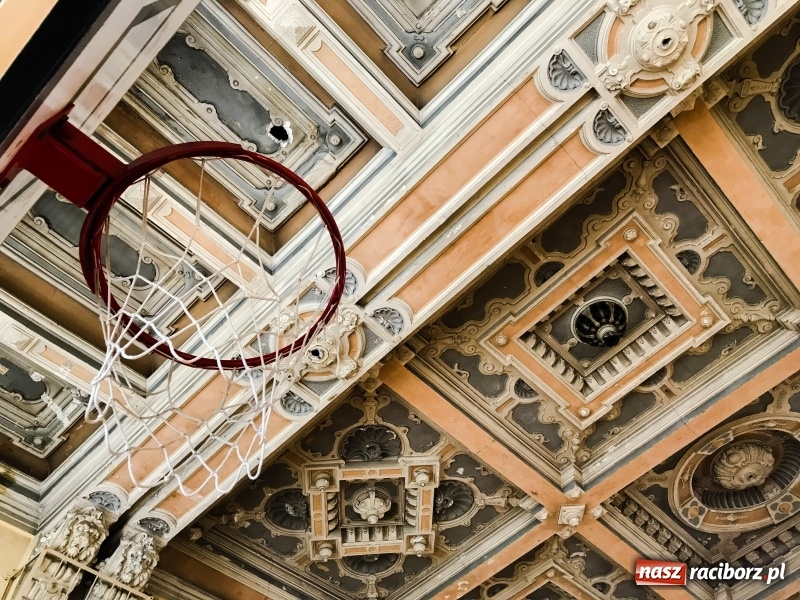 Zdjęcie w galerii na portalu naszraciborz.pl: Gmach sądu pełen tajemnic historii. Czemu służył ten element przed wejściem?  wiadomości z regionu