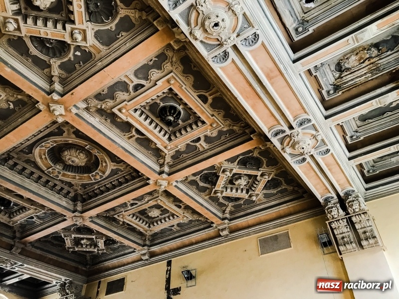 Zdjęcie w galerii na portalu naszraciborz.pl: Gmach sądu pełen tajemnic historii. Czemu służył ten element przed wejściem?  wiadomości z regionu