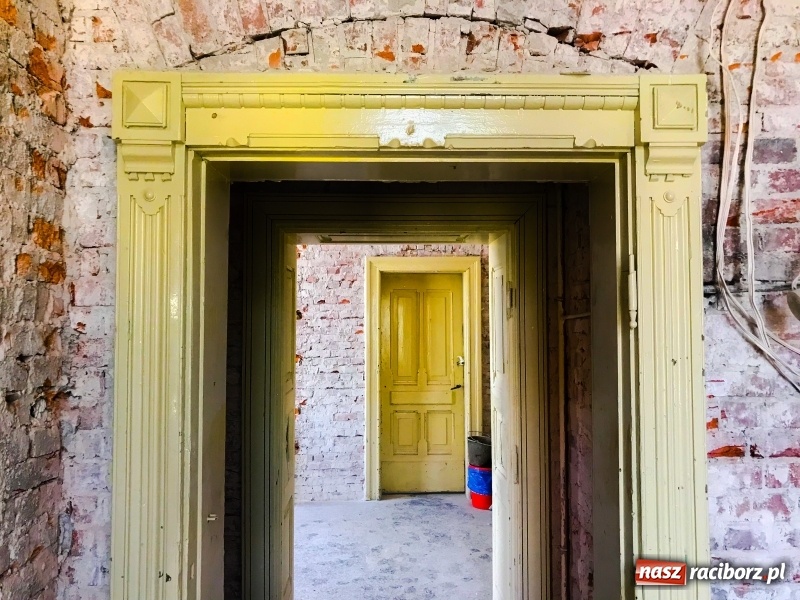 Zdjęcie w galerii na portalu naszraciborz.pl: Gmach sądu pełen tajemnic historii. Czemu służył ten element przed wejściem?  wiadomości z regionu