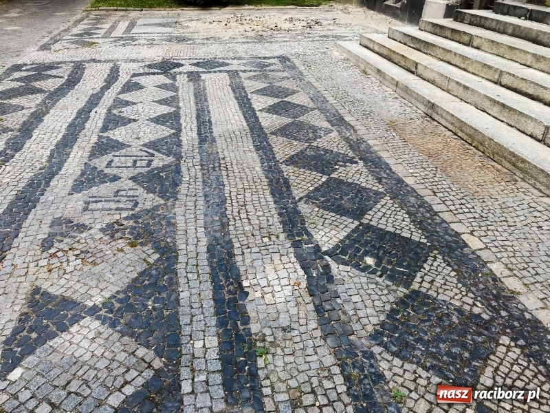 Zdjęcie w galerii na portalu naszraciborz.pl: Gmach sądu pełen tajemnic historii. Czemu służył ten element przed wejściem?  wiadomości z regionu