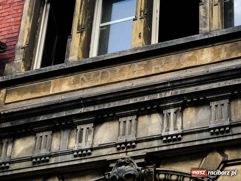 Zdjęcie w galerii na portalu naszraciborz.pl: Gmach sądu pełen tajemnic historii. Czemu służył ten element przed wejściem?  wiadomości z regionu