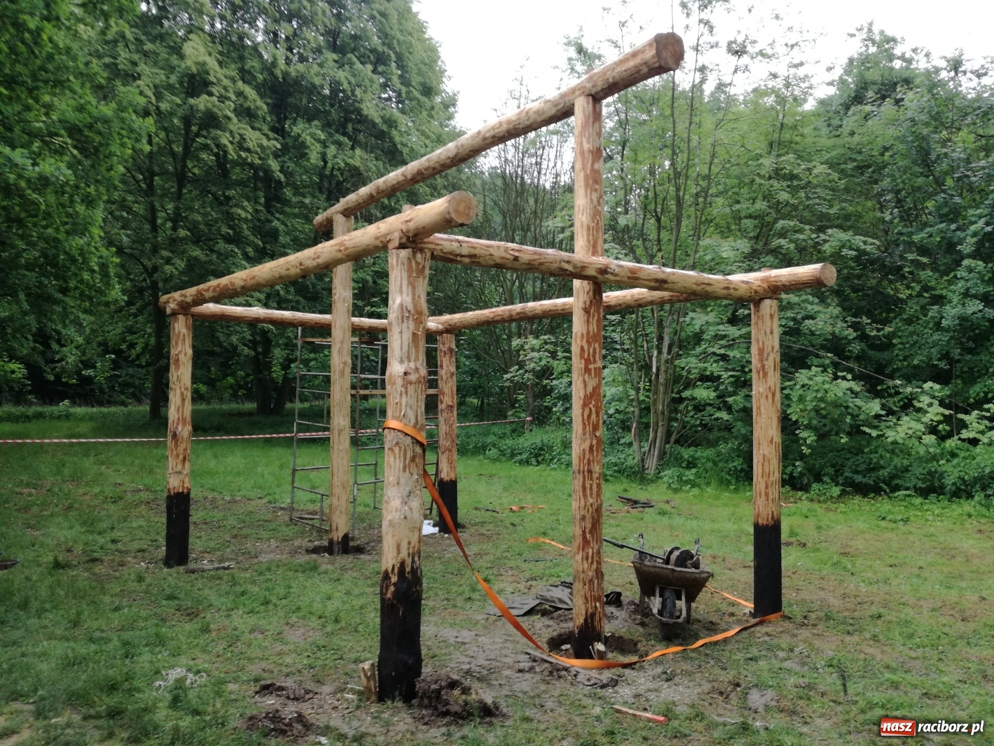 Zdjęcie w galerii na portalu naszraciborz.pl: W Oborze powstaje wiata wypoczynkowa wiadomości z regionu