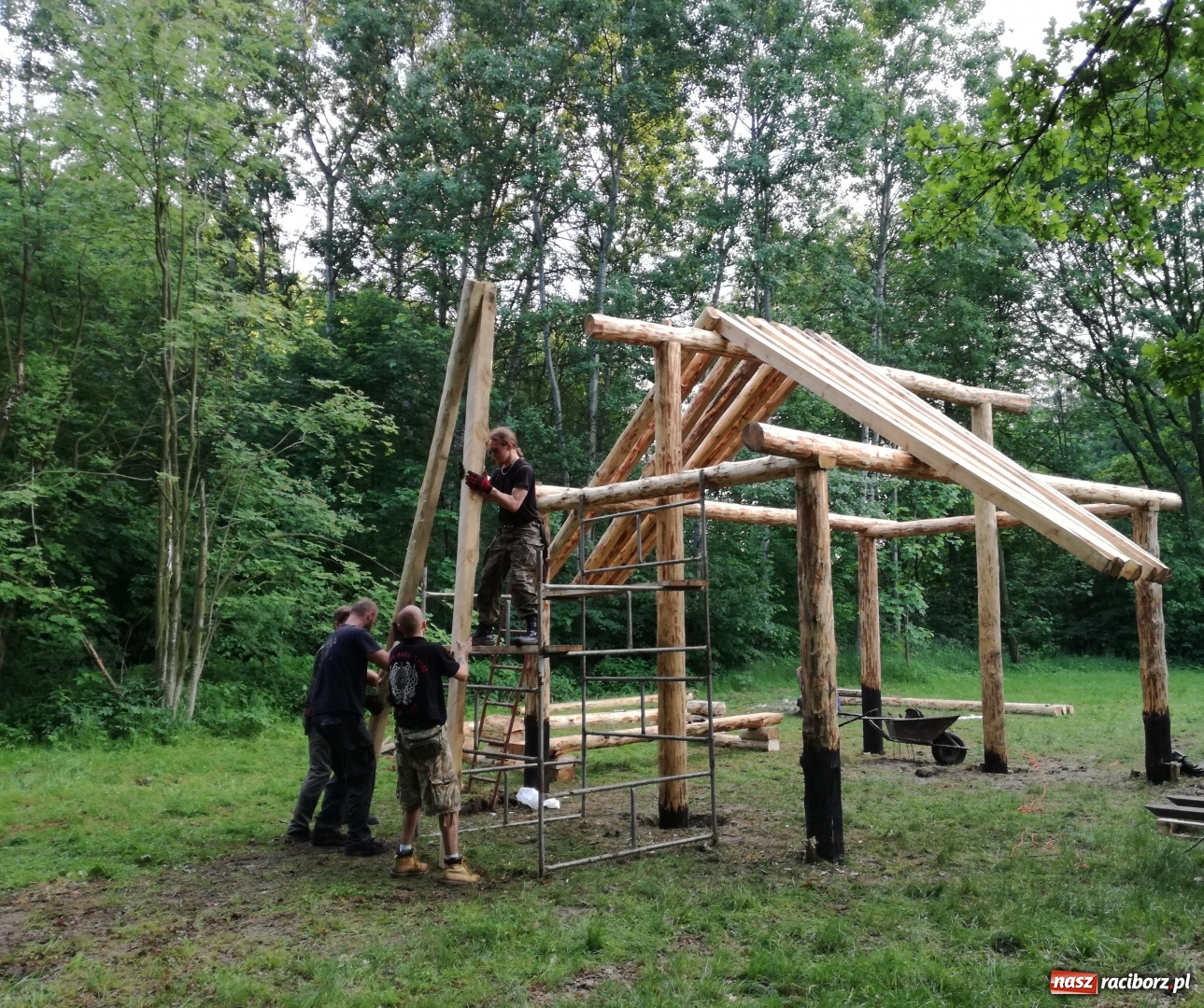 Zdjęcie w galerii na portalu naszraciborz.pl: W Oborze powstaje wiata wypoczynkowa wiadomości z regionu