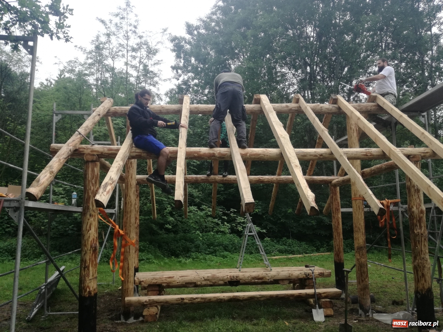 Zdjęcie w galerii na portalu naszraciborz.pl: W Oborze powstaje wiata wypoczynkowa wiadomości z regionu