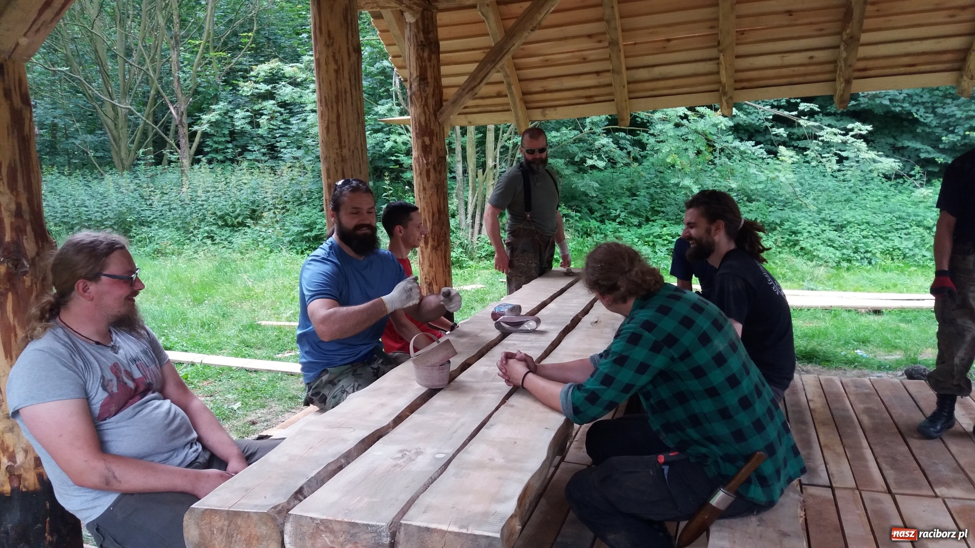 Zdjęcie w galerii na portalu naszraciborz.pl: W Oborze powstaje wiata wypoczynkowa wiadomości z regionu