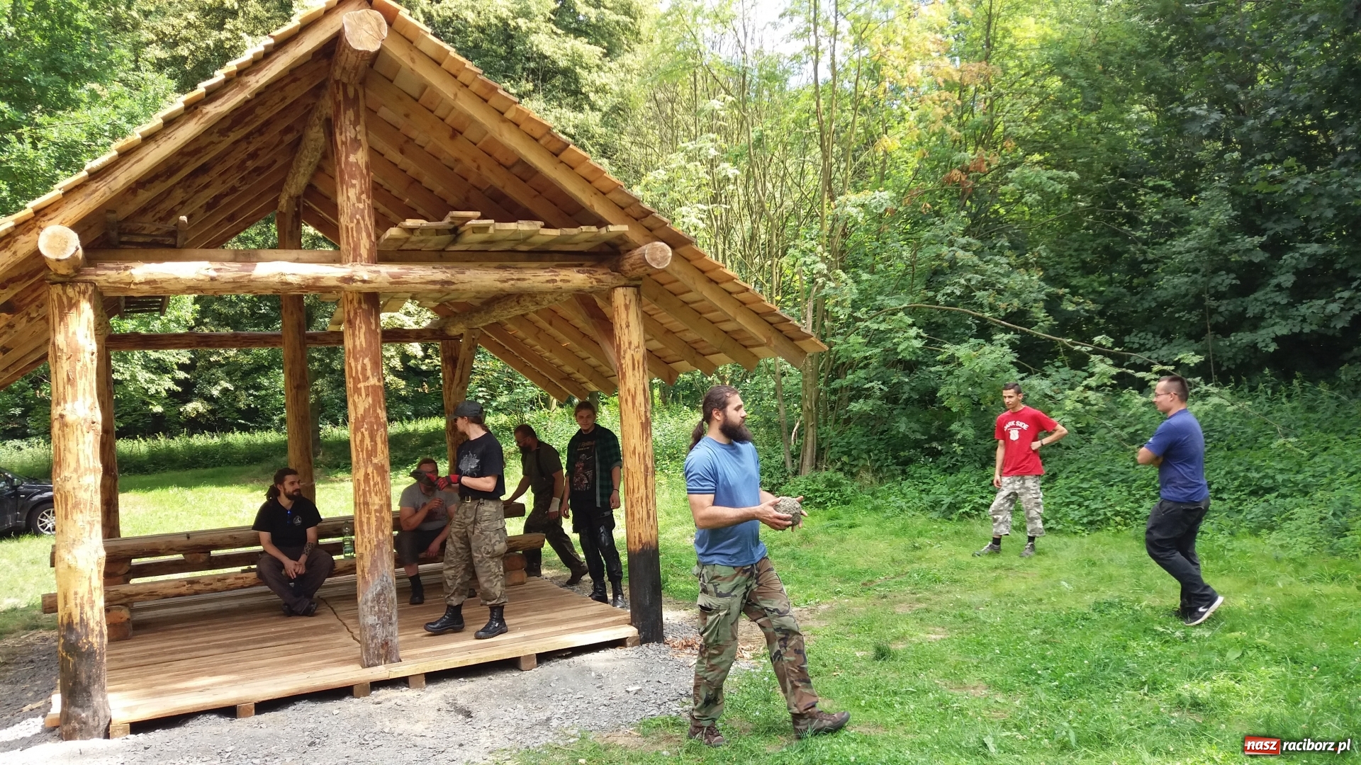 Zdjęcie w galerii na portalu naszraciborz.pl: W Oborze powstaje wiata wypoczynkowa wiadomości z regionu