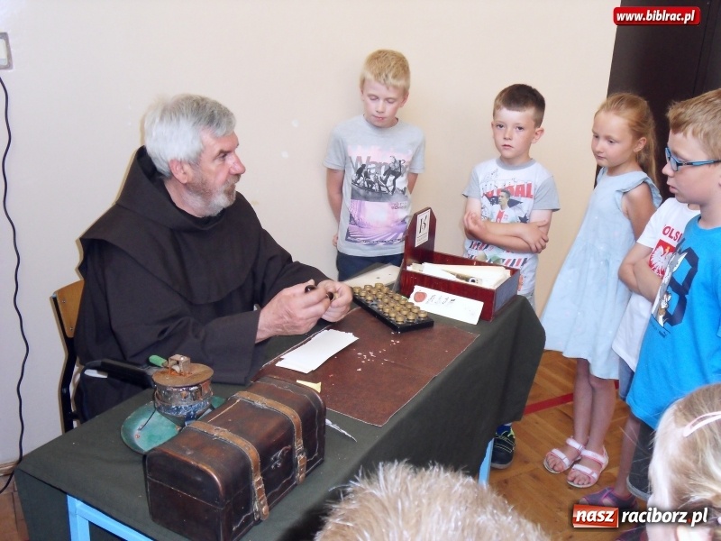 Zdjęcie w galerii na portalu naszraciborz.pl: Warsztaty papiernicze w raciborskiej książnicy wiadomości z regionu