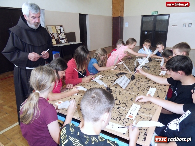 Zdjęcie w galerii na portalu naszraciborz.pl: Warsztaty papiernicze w raciborskiej książnicy wiadomości z regionu