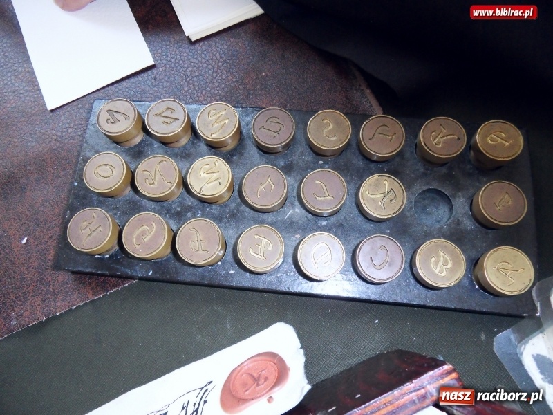 Zdjęcie w galerii na portalu naszraciborz.pl: Warsztaty papiernicze w raciborskiej książnicy wiadomości z regionu