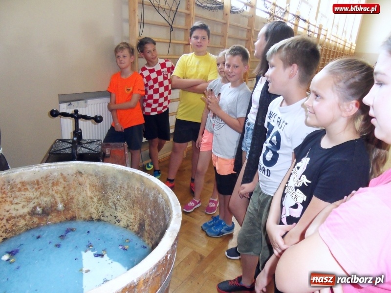 Zdjęcie w galerii na portalu naszraciborz.pl: Warsztaty papiernicze w raciborskiej książnicy wiadomości z regionu