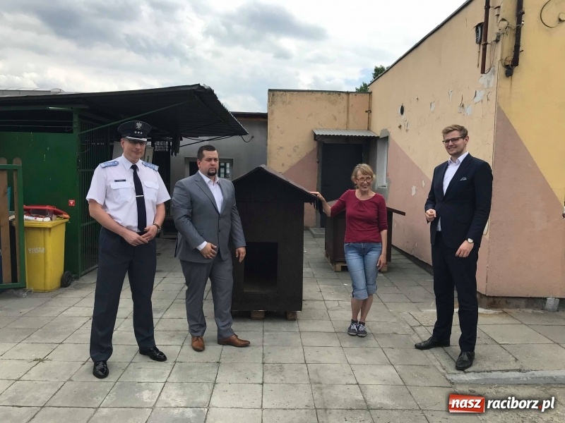 Zdjęcie w galerii na portalu naszraciborz.pl: Rządowy program pracy więźniów z pożytkiem dla raciborskiego schroniska wiadomości z regionu