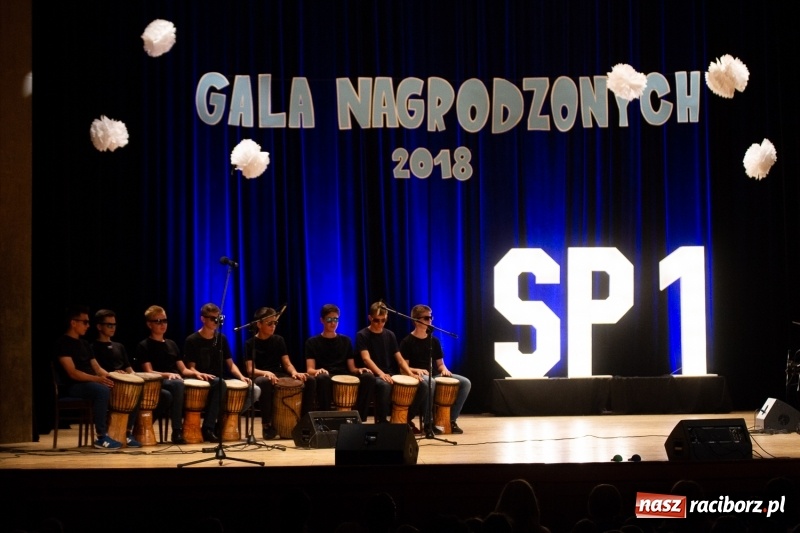 Zdjęcie w galerii na portalu naszraciborz.pl: Przed rozdaniem świadectw były dyplomy i wyróżnienia. Gala SP 1 w RCK wiadomości z regionu