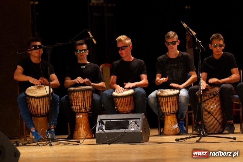 Zdjęcie w galerii na portalu naszraciborz.pl: Przed rozdaniem świadectw były dyplomy i wyróżnienia. Gala SP 1 w RCK wiadomości z regionu